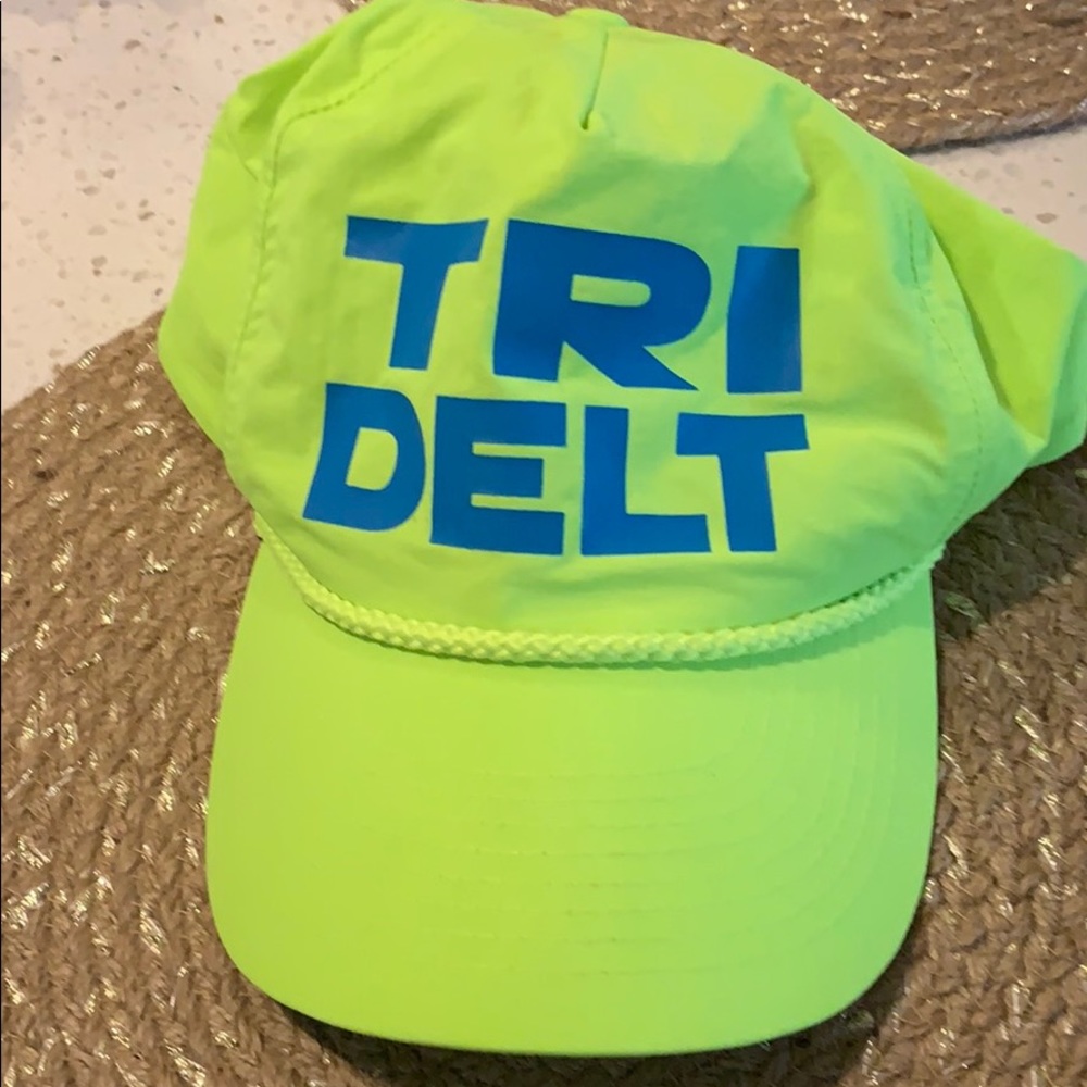 Tri delt hat